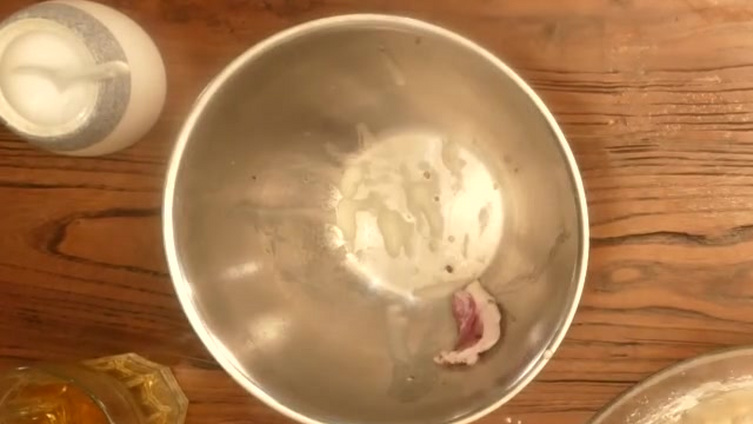 【现炸小酥肉】可以当零食,可以涮火锅,可以炒菜,这就是小酥肉。咬一口,又酥又脆,脂香四溢,